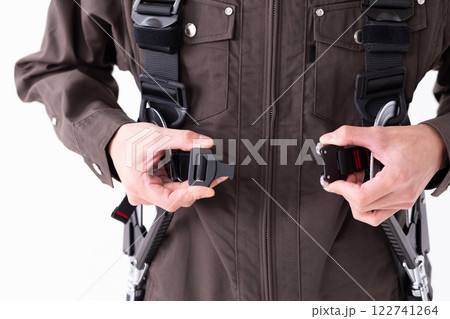 工事用ハーネスを装備するイメージ　(写真素材) 122741264