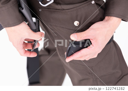 工事用ハーネスを装備するイメージ (写真素材) 工事用ハーネスを装備するイメージ (写真素材) 122741282