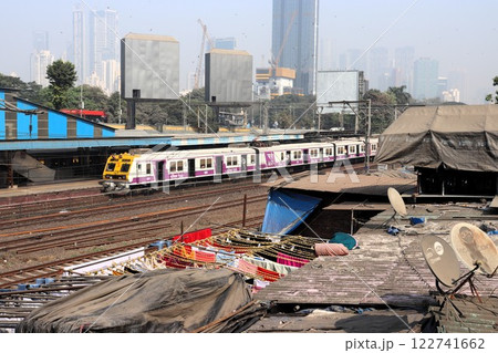 電車と洗濯作業場と高層ビル群　ムンバイ　インド 122741662
