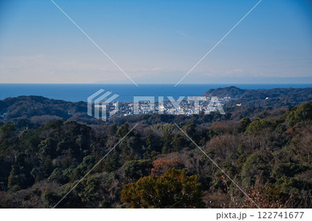 鎌倉の天園ハイキングコース大平山から望む鎌倉の街と相模湾 鎌倉の天園ハイキングコース大平山から望む鎌倉の街と相模湾 122741677