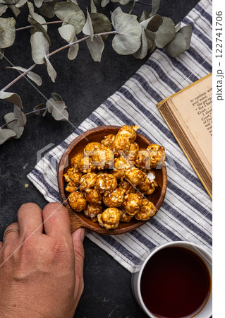 ポップコーンを持つ手 122741706