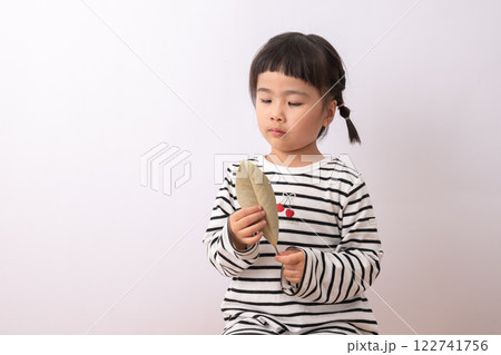 葉っぱで遊ぶ女の子 葉っぱで遊ぶ女の子 122741756