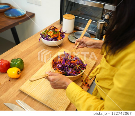 Young woman is broadcasting live from workshop how to prepare a vegetarian food 122742067