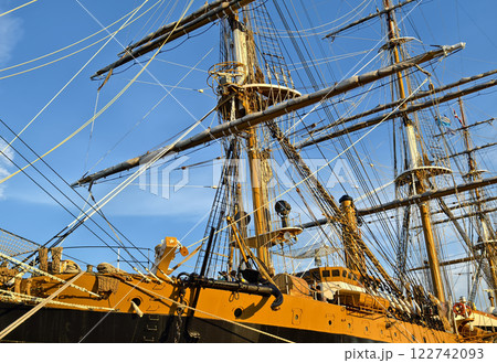 Ropes stretched across the masts of an old ship 122742093