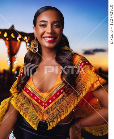 メキシコ風の衣装を着た大人な女性 122742910