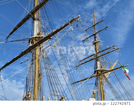Ropes stretched across the masts of an old ship 122742971