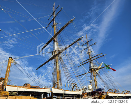 Ropes stretched across the masts of an old ship Ropes stretched across the masts of an old ship 122743268