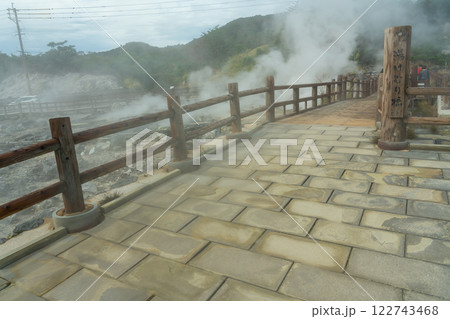 長崎県雲仙市 湯煙の立ち込める雲仙地獄の湯けむり橋 長崎県雲仙市 湯煙の立ち込める雲仙地獄の湯けむり橋 122743468