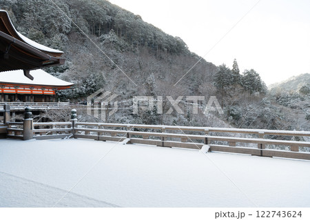 雪化粧した清水の舞台 122743624