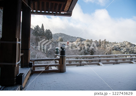雪化粧した清水の舞台 122743629