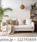 観葉植物と白いソファーのあるお洒落なリビング 122743669