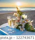 海辺のテーブルに置かれた花とシャンパングラス 122743671