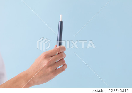 電子タバコを吸う男性のイメージ　(写真素材) 122743819