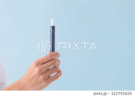 電子タバコを吸う男性のイメージ　(写真素材) 122743820
