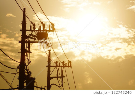 夕暮れと電線シルエット 122745240
