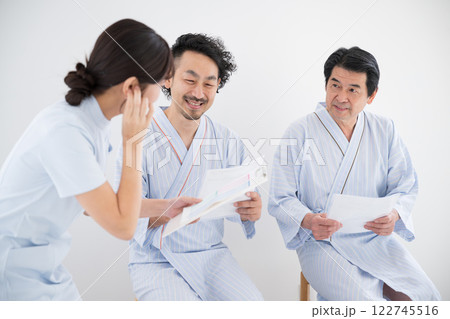 会社などの集団検診 看護師に案内や説明されるイメージ 会社などの集団検診 看護師に案内や説明されるイメージ 122745516