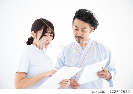 健康診断で保健師さんななどに保健指導される男性 ポシティブ 健康診断で保健師さんななどに保健指導される男性 ポシティブ 122745686