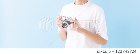 カメラを持つ男性のイメージ　(写真素材) 122745724