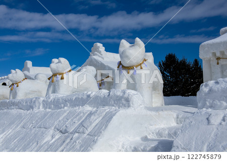 並んだ犬の雪像　2025年犬っこ祭り　秋田県湯沢市 122745879