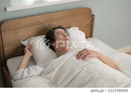ベッドで眠る男性 ベッドで眠る男性 122746009