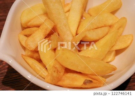お皿に盛られたフライドポテト お皿に盛られたフライドポテト 122746141