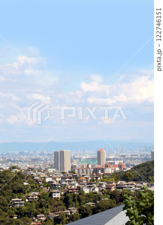 山間部から見た宝塚市街から大阪方面 122746151