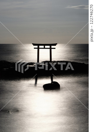 月光に照らされた海に浮かぶ鳥居 122746270