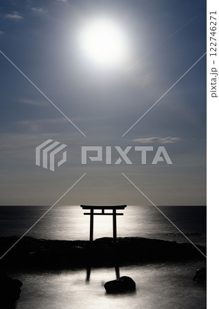 月光に照らされた海に浮かぶ鳥居 122746271