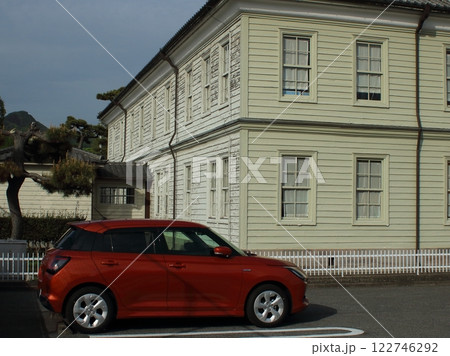赤い車と洋風建築 赤い車と洋風建築 122746292