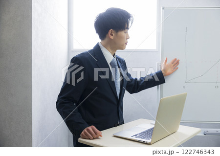 プレゼンする若いビジネスマン　 122746343