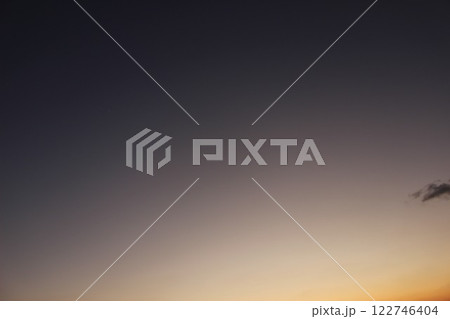 『空の色』HIKARI  #自然 トワイライト 背景素材 #SDGs 光 素材 グラデーション 背景 122746404