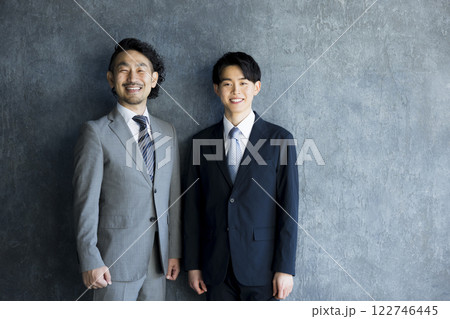 並ぶビジネスマン 122746445