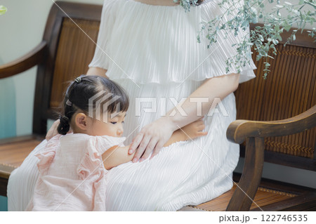 窓際に立つ妊婦 窓際に立つ妊婦 122746535