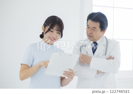 医師と看護師 122746581