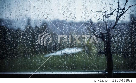 冬に降る雨のガラス窓についた水滴・雨粒の背景素材 122746968