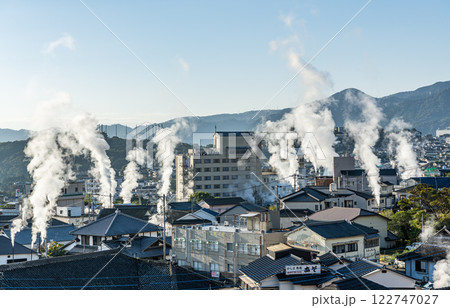 大分県別府市 湯けむりが朝日に照らされる冬の鉄輪温泉周辺の街並み 大分県別府市 湯けむりが朝日に照らされる冬の鉄輪温泉周辺の街並み 122747027