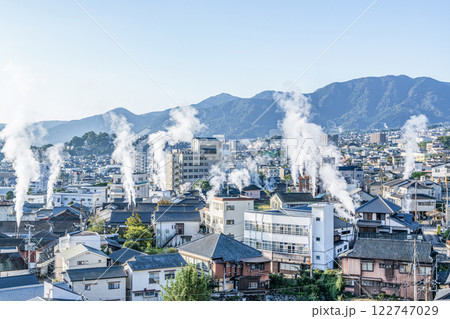 大分県別府市 湯けむりが朝日に照らされる冬の鉄輪温泉周辺の街並み 大分県別府市 湯けむりが朝日に照らされる冬の鉄輪温泉周辺の街並み 122747029