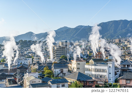 大分県別府市　湯けむりが朝日に照らされる冬の鉄輪温泉周辺の街並み 122747031