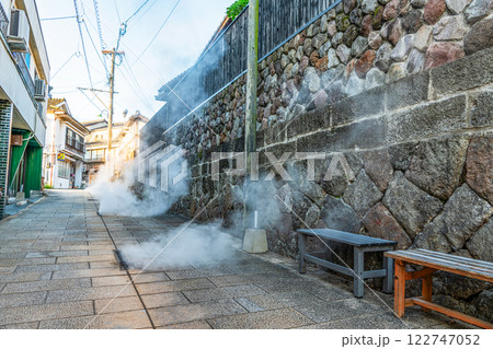 大分県別府市 道路から蒸気が上がる鉄輪温泉の街並み 大分県別府市 道路から蒸気が上がる鉄輪温泉の街並み 122747052