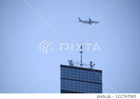 ビルと飛行機 122747065