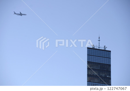 ビルと飛行機 122747067