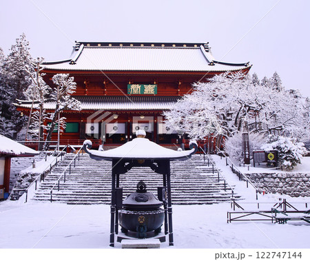 日光市　日光山輪王寺　三仏堂と常香炉 122747144