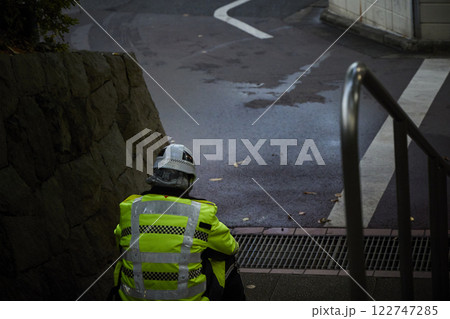 作業着を着て働くシニアワーカー 作業着を着て働くシニアワーカー 122747285