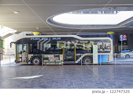 品川駅南口都営バス停に停車中の燃料電池バス 品川駅南口都営バス停に停車中の燃料電池バス 122747320