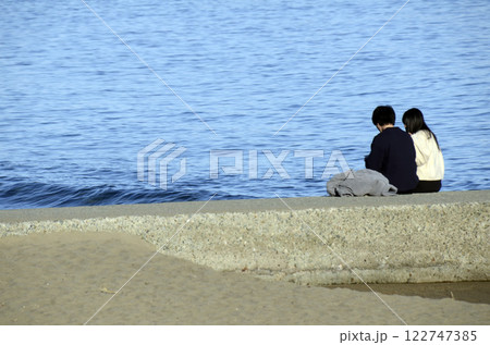 海岸の二人 海岸の二人 122747385