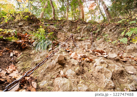 奥久慈男体山　登山道の鎖場 122747488