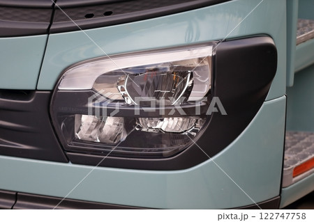 トラックのヘッドライト 122747758