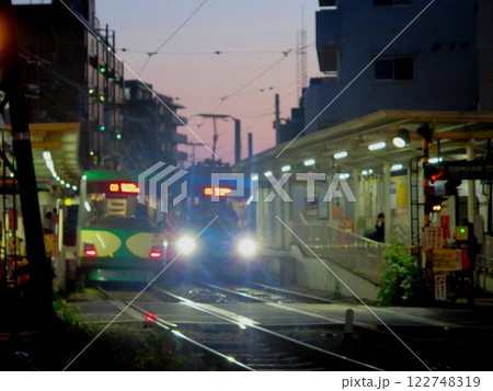 夕暮れの東急世田谷線松陰神社前駅 夕暮れの東急世田谷線松陰神社前駅 122748319