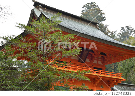 雨の香取神宮　楼門【重要文化財】 122748322