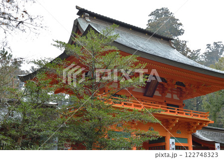 雨の香取神宮　楼門【重要文化財】 122748323